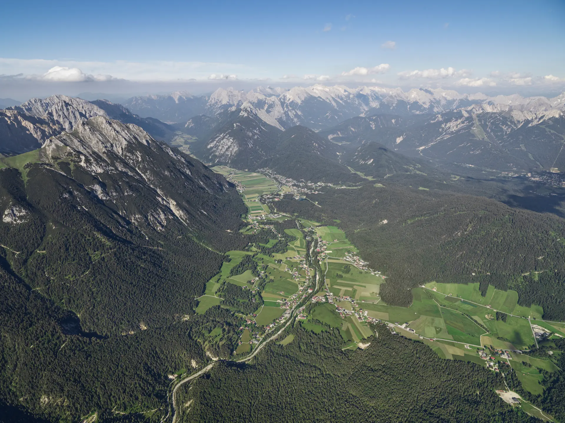 Luftaufnahme des Leutaschtals in Tirol mit Bergpanorama