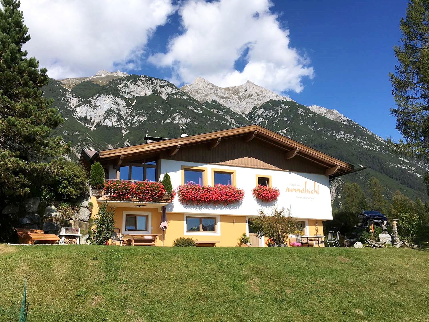 Haus am Sunnabichl in Leutasch – Außenansicht mit Garten
